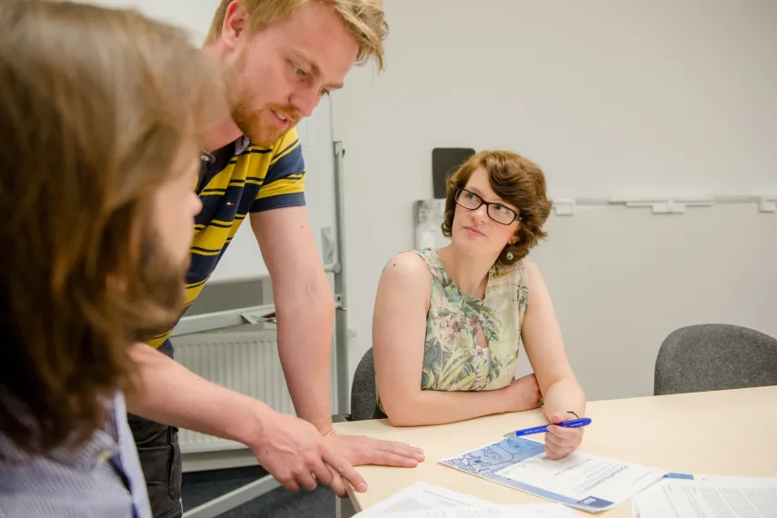 Lehrender erklärt etwas