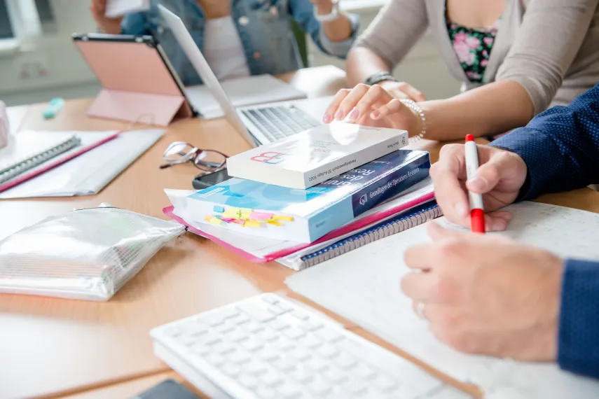 Schreibtisch mit Arbeitsunterlagen