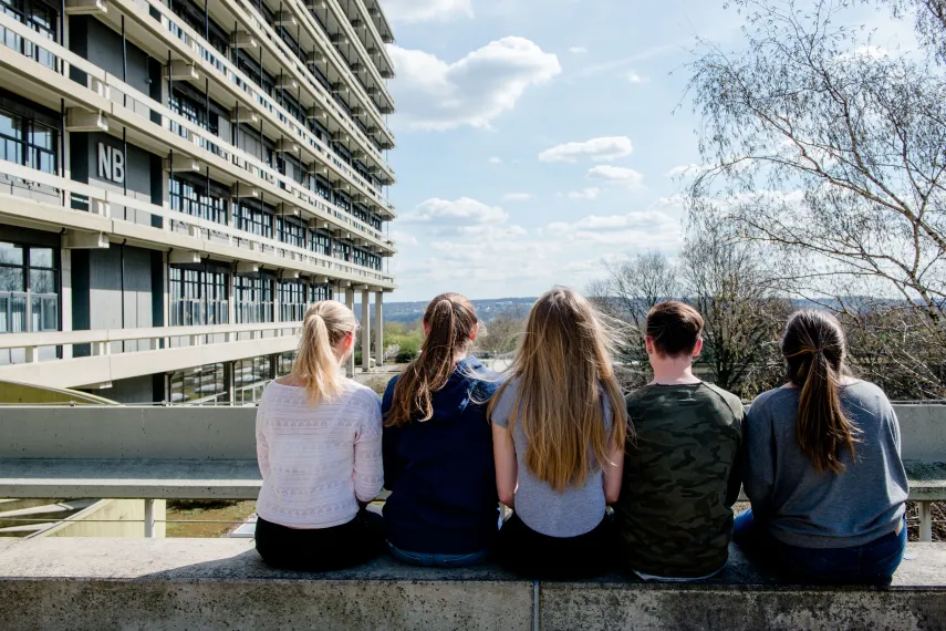 fünf junge Leute von hinten
