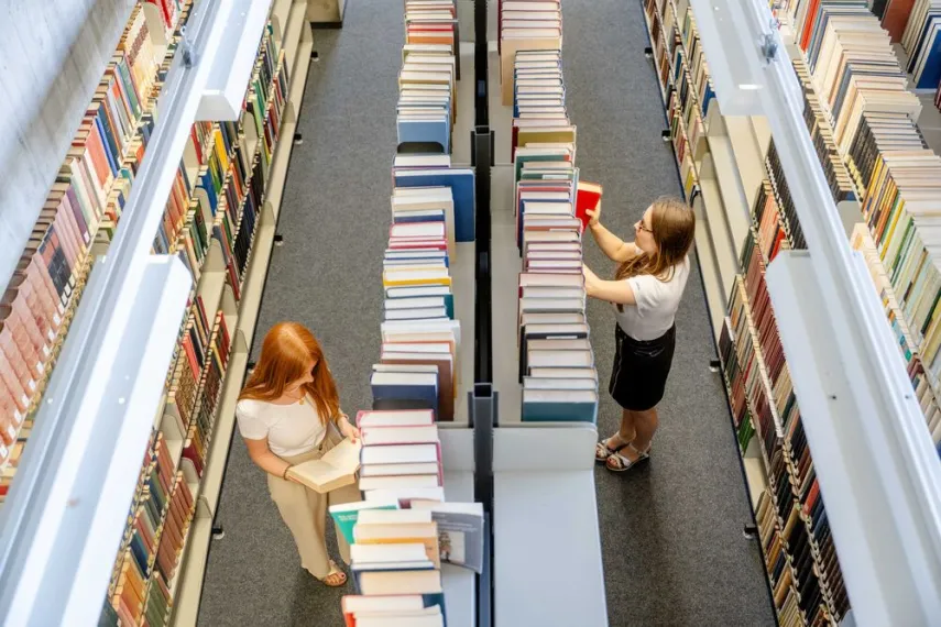 Blick von oben in die Bibliothek