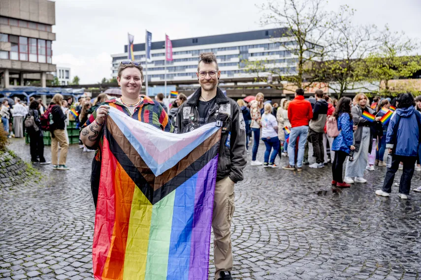 2 Menschen mit Regenbogenflagge