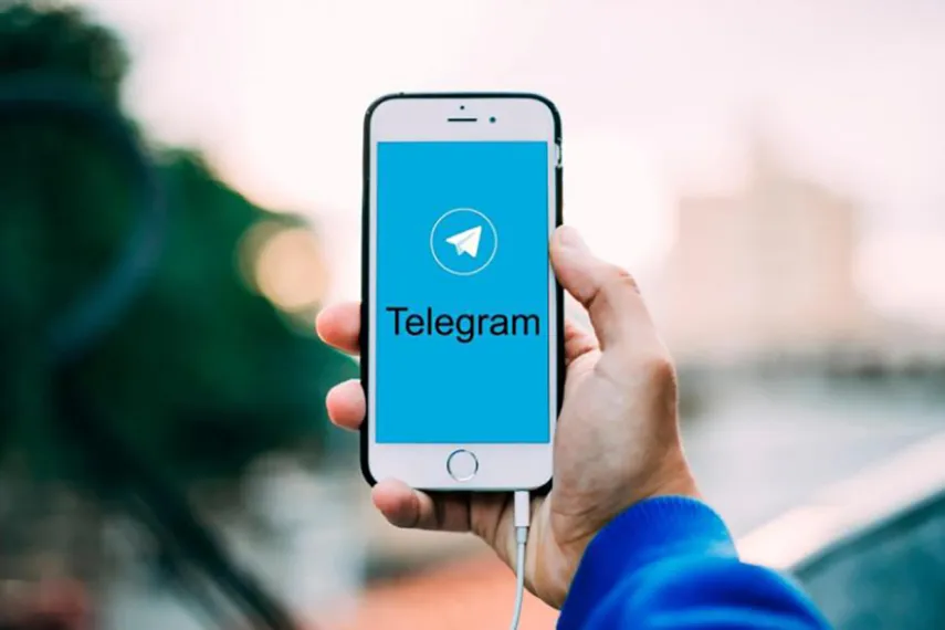 Handy, auf Display steht Telegram