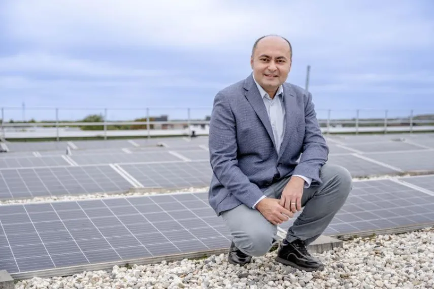 Ein Mann vor Solar-Panels