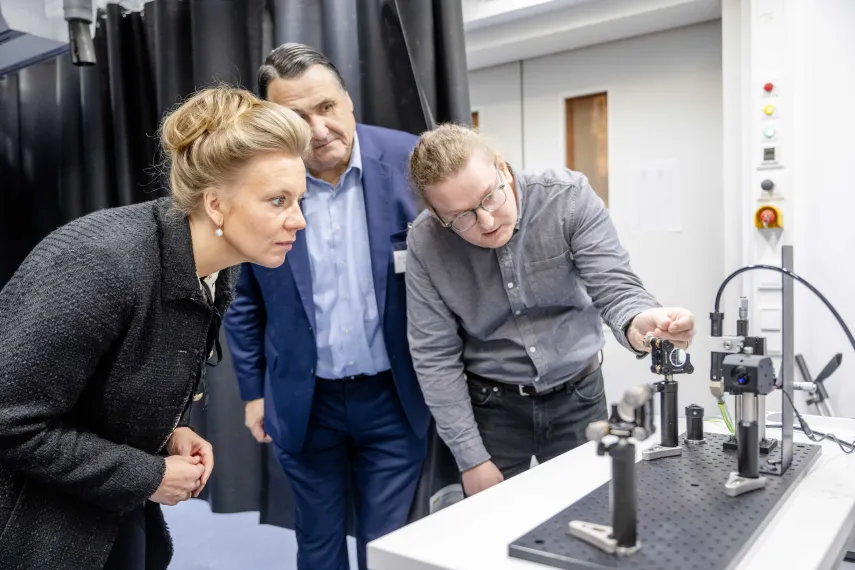 Drei Menschen an einem Versuchstand