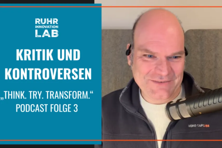 Der Journalist und Blogger Dr. Jan-Martin Wiarda am Mikrofon