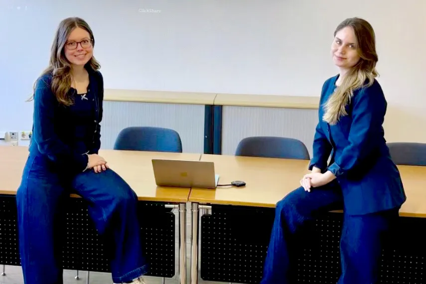Zwei Dozentinnen im Seminarraum
