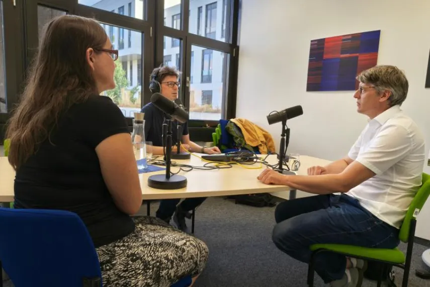 Drei Menschen nehmen Podcast auf