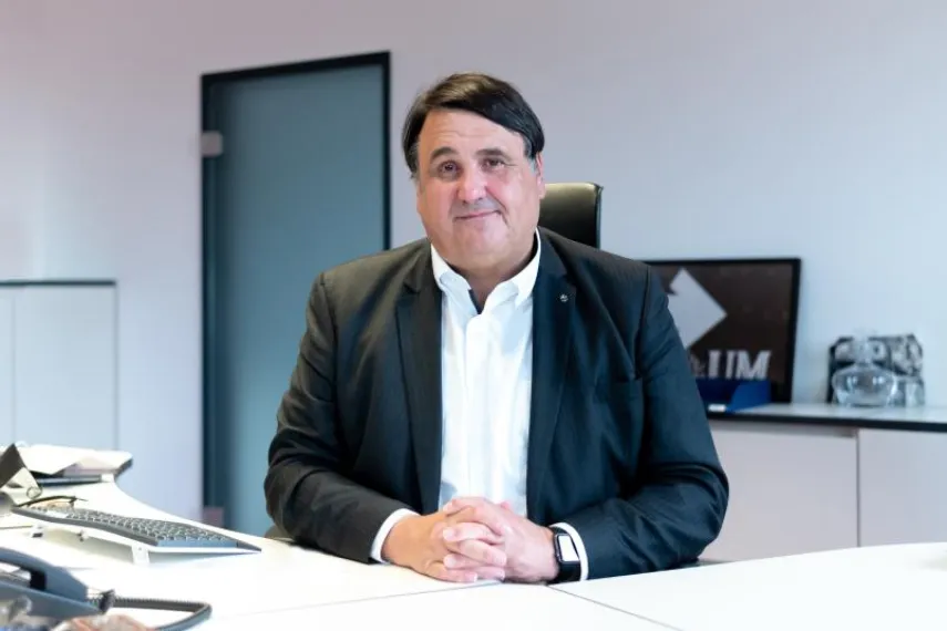 Rektor Martin Paul am Schreibtisch
