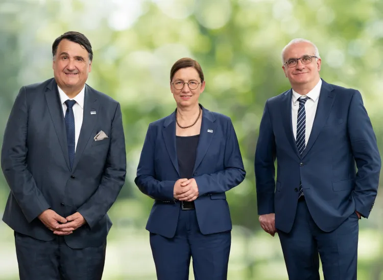 Gruppenbild: zwei Männer, eine Frau