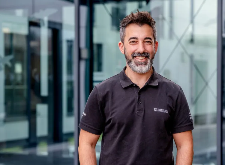 Ein Mann im Polohemd