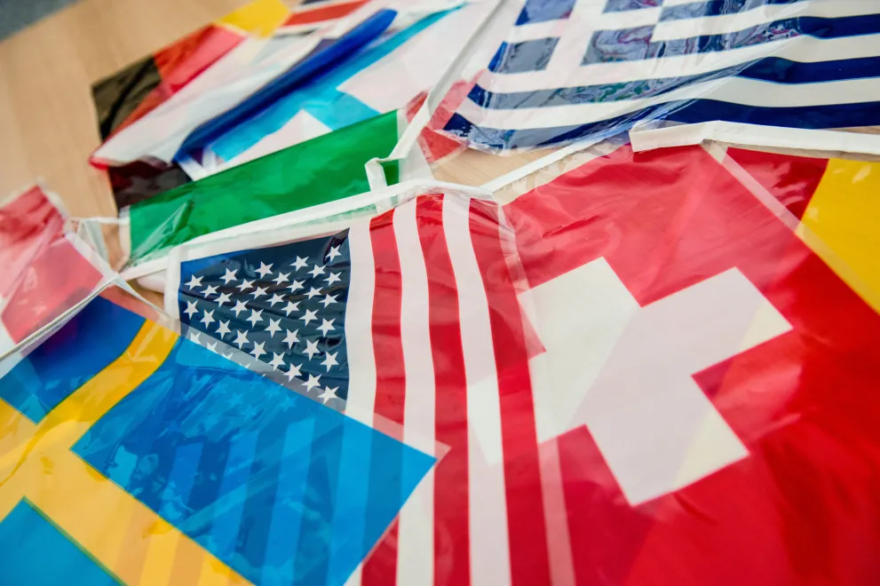 Plastikflagen aus Schweden, USA und der Schweiz. 