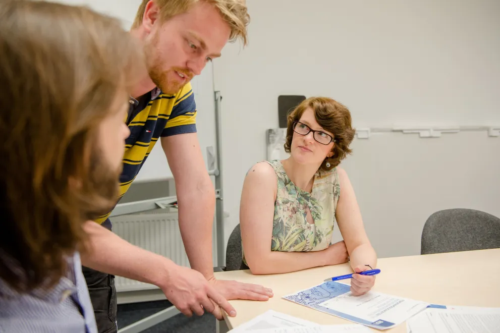 Lehrender erklärt etwas