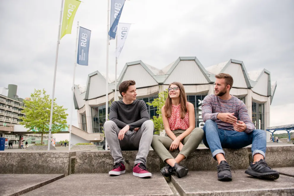 Studierende auf dem Campus vor dem Audimax