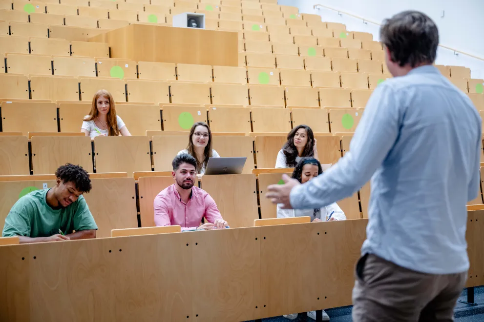 Foto: Menschen lernen an der Ruhr-Universität Bochum