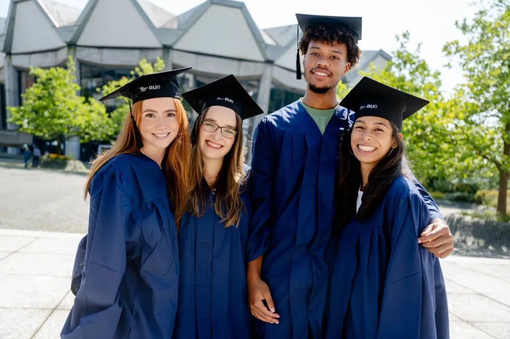 Foto: Menschen mit einem Abschluss von der Ruhr-Universität Bochum.
