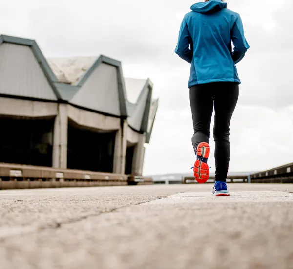 Läuferin von hinten